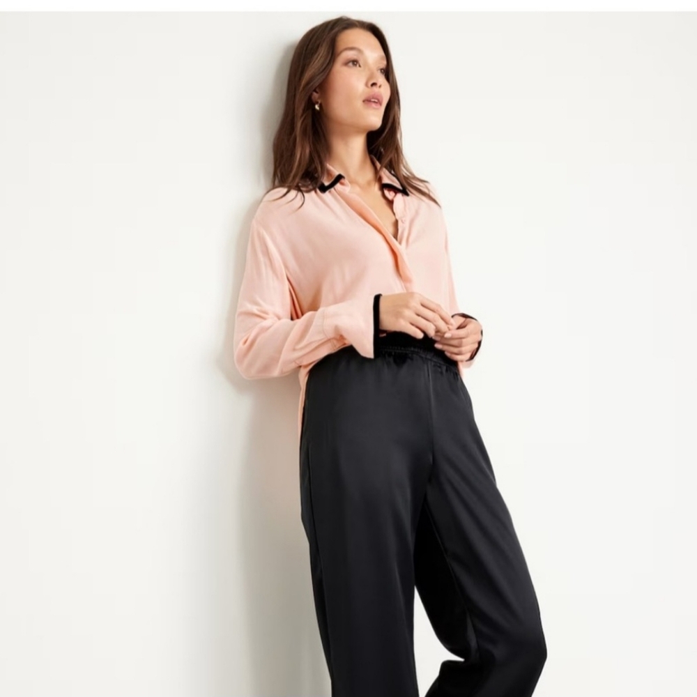 OLD NAVY Loose Crepe Button-Down Shirt Color: Pink/Black spread collar